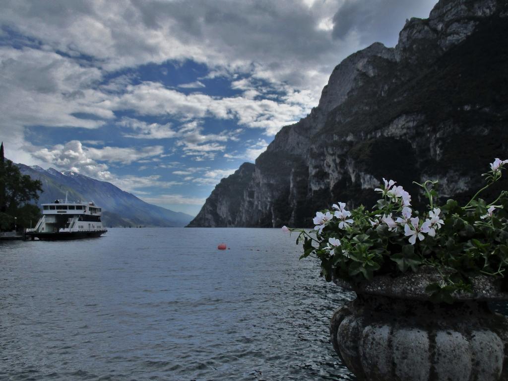 La Piazzetta Di Canale B&B Тенно Экстерьер фото